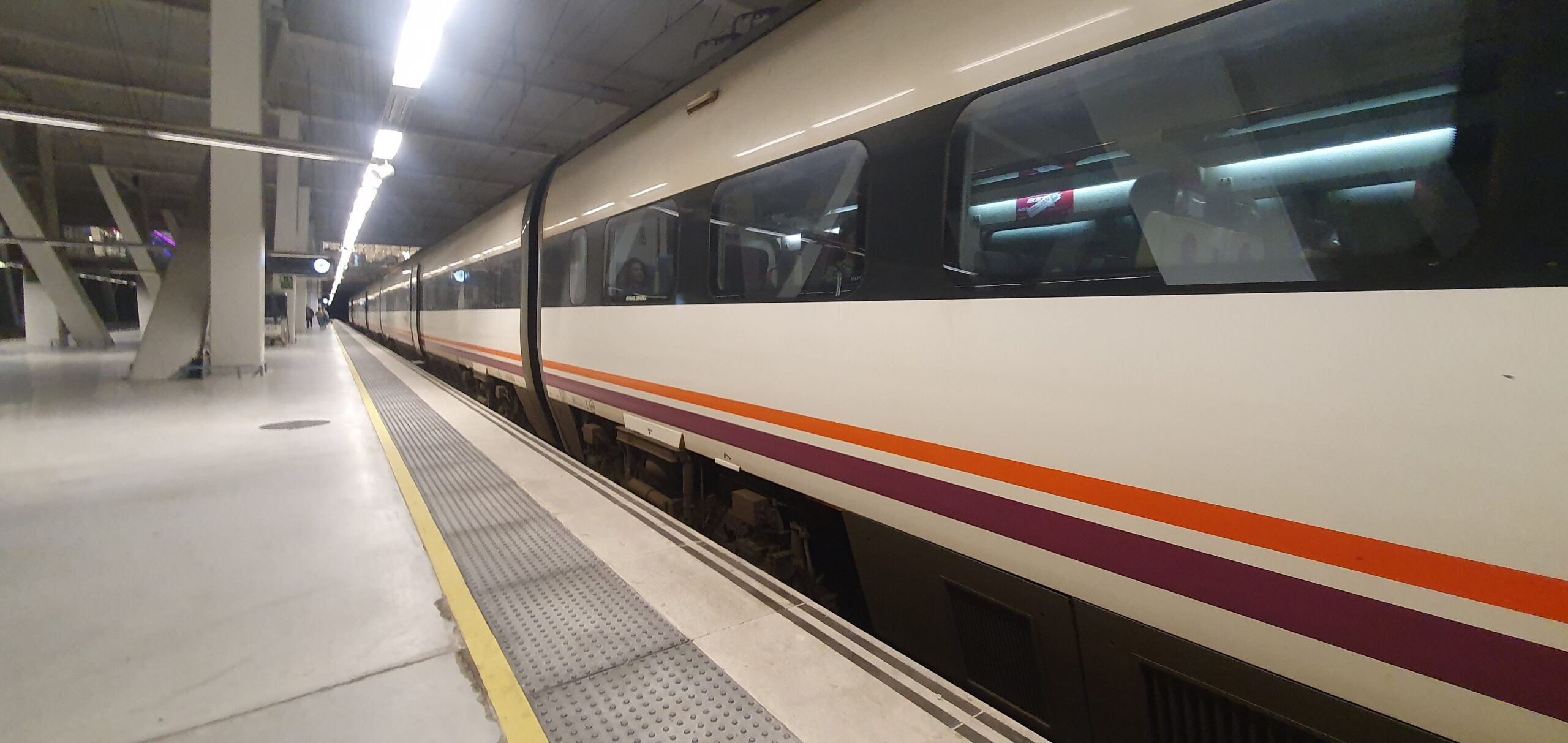 Renfe pone este jueves a la venta 39.000 billetes semanales en los servicios de 'alta velocidad' a Madrid