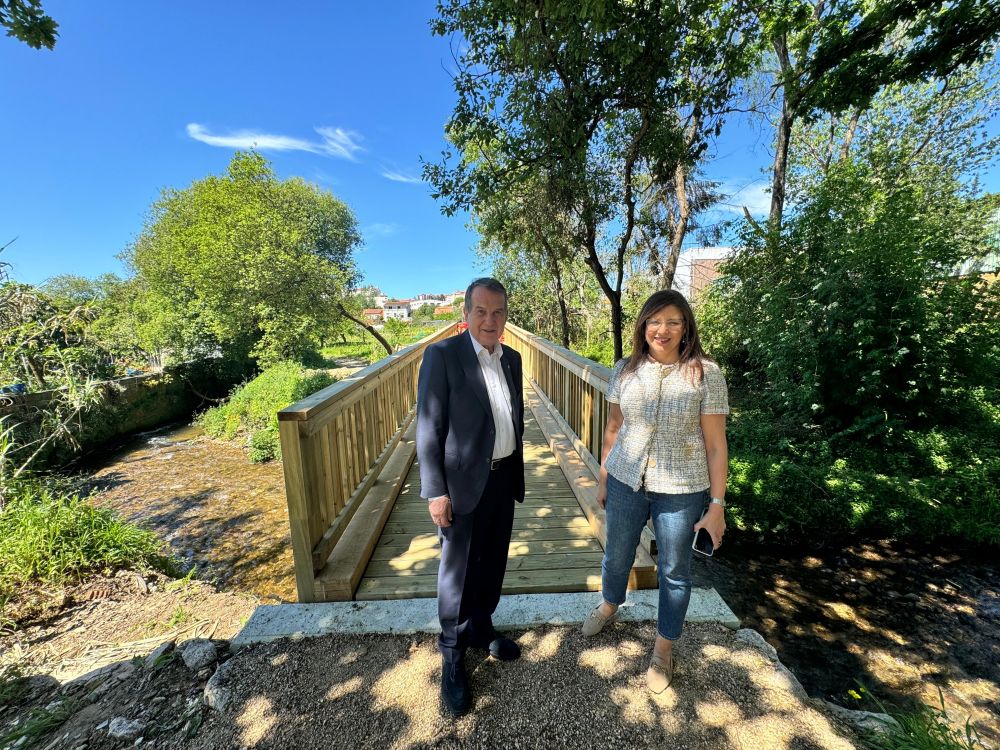 El Paseo del Lagares avanza con la instalación de dos pasarelas de madera en la zona Lavadores