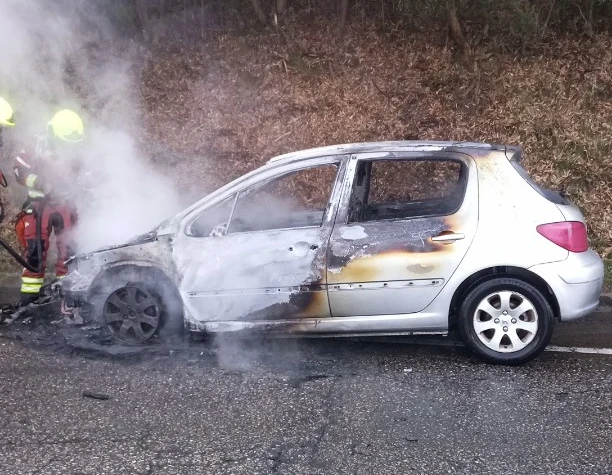 Arde un coche en la Avenida Clara Campoamor