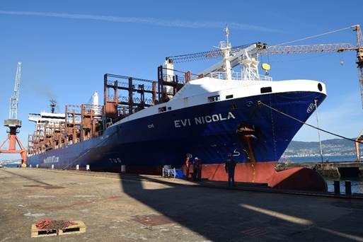 El 'Evi Nicola' atraca en el Astillero San Enrique de Vigo para asistencia mecánica 