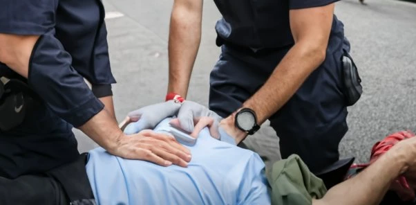 Agentes de la Policía Local de Vigo logran reanimar a un hombre que estaba sin pulso
