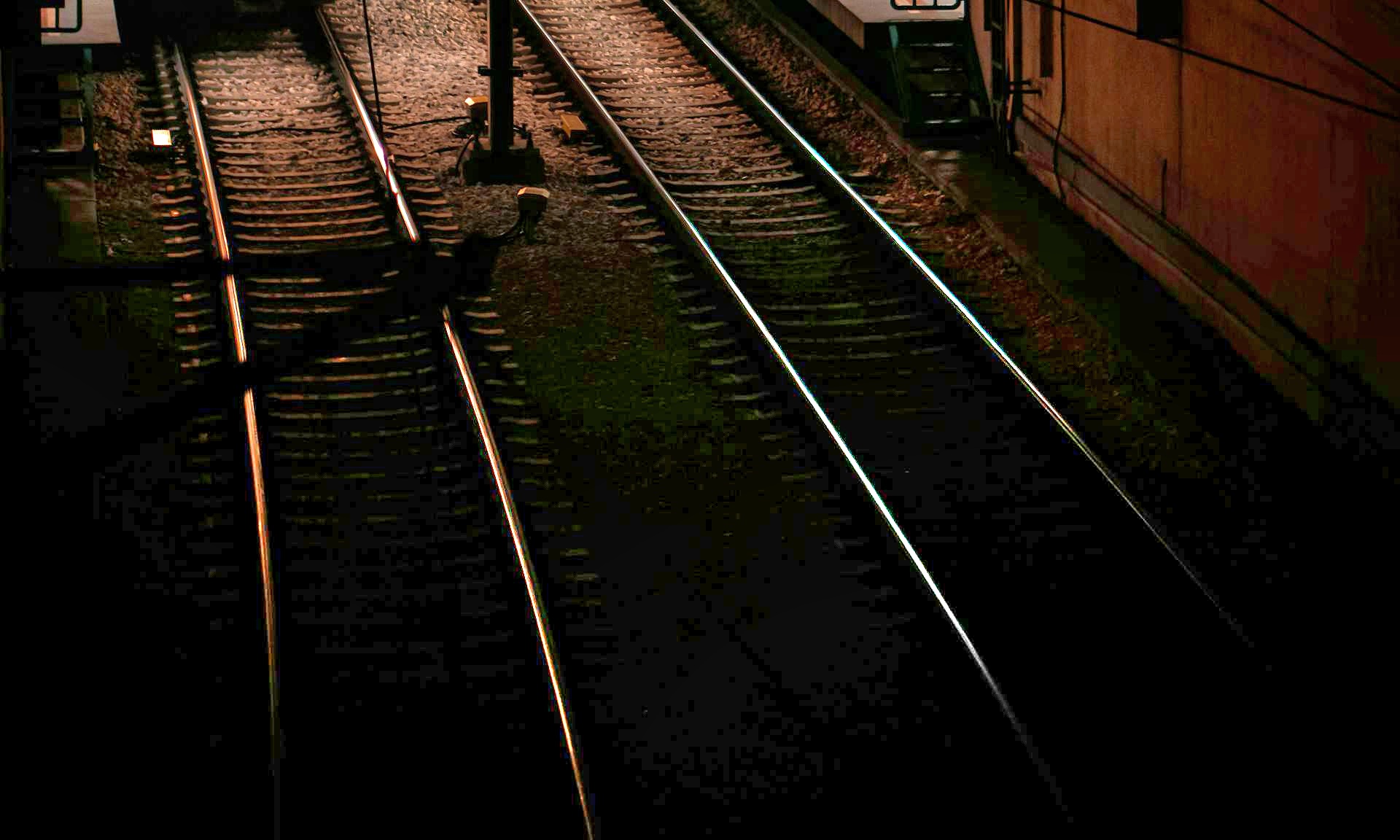 Un trabajador trasladado después de caer desde un puente a las vías del tren en Mañón