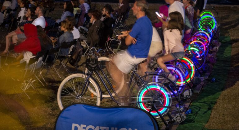 Chega a 3ª edición do festival 'Cinema a Pedal' con cine, concertos e sorteos : a enerxía para o proxector está xerada polo pedaleo do público
