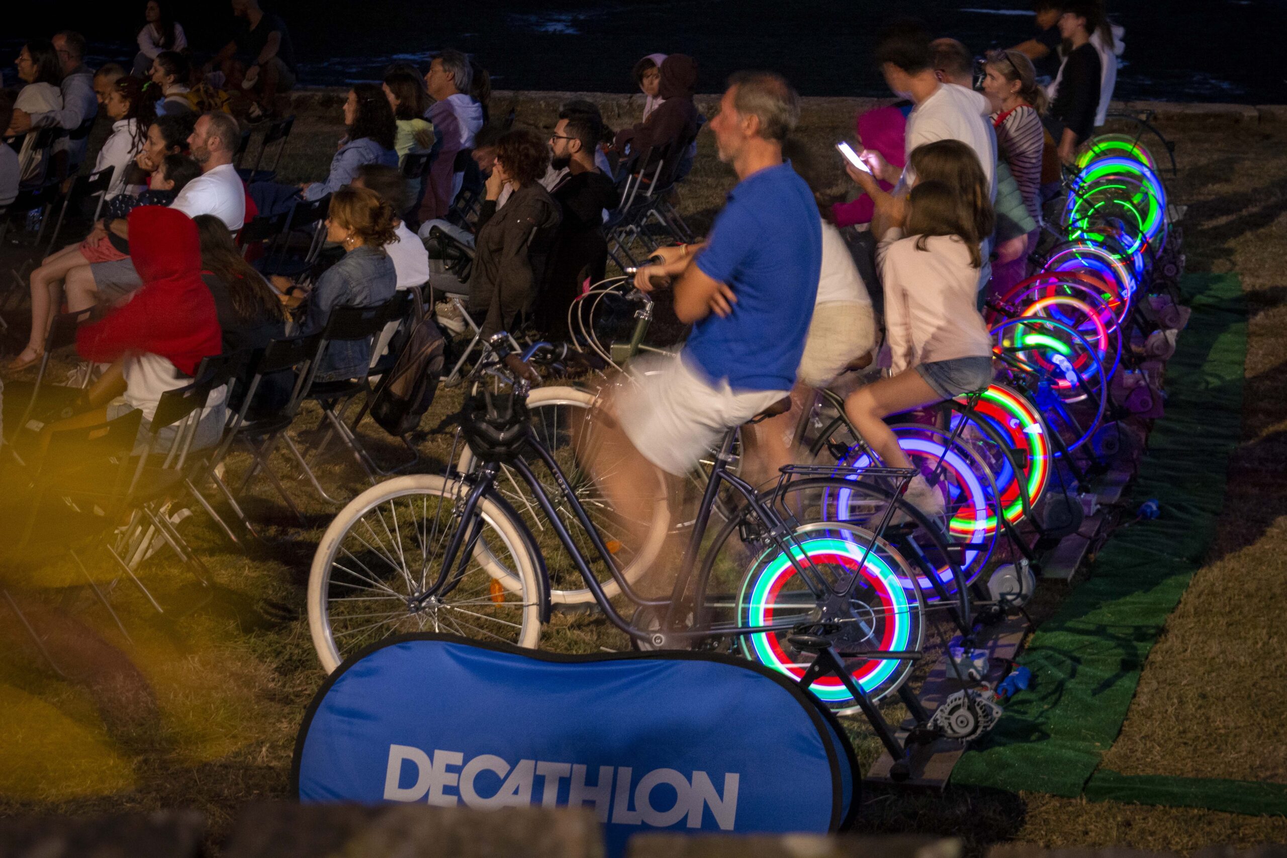 Chega a 3ª edición do festival 'Cinema a Pedal' con cine, concertos e sorteos : a enerxía para o proxector está xerada polo pedaleo do público