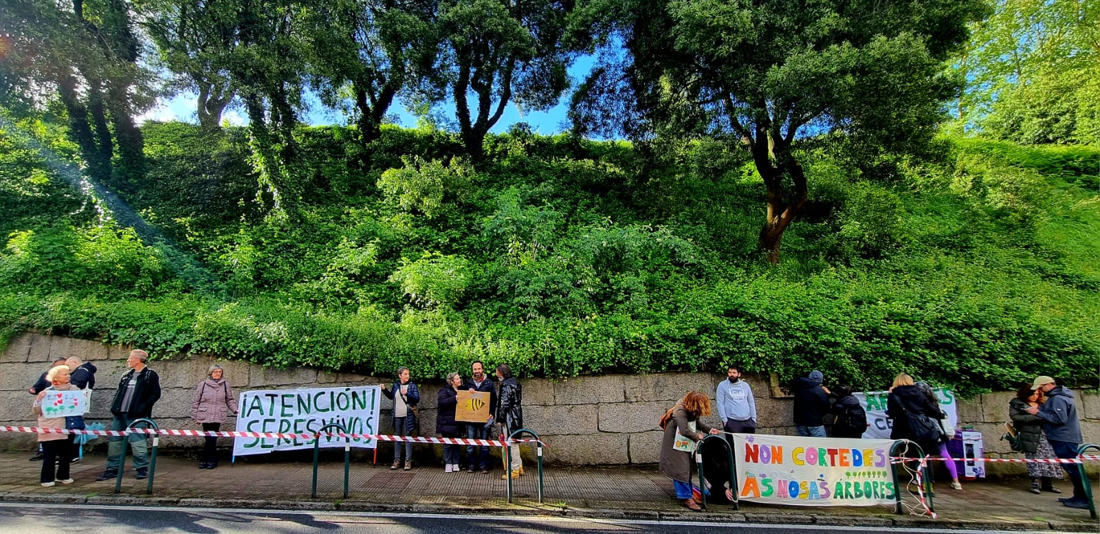 Decenas de vecinos paralizan la tala de árboles en la zona de A Falperra