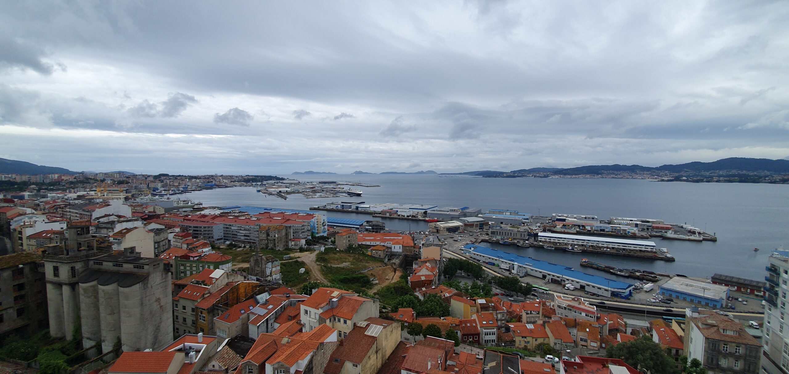 El verano debía de llegar hoy, pero en Vigo no tendremos noticias suyas