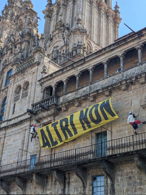 Pancarta contra Altri a carón da catedral de Santiago de Compostela