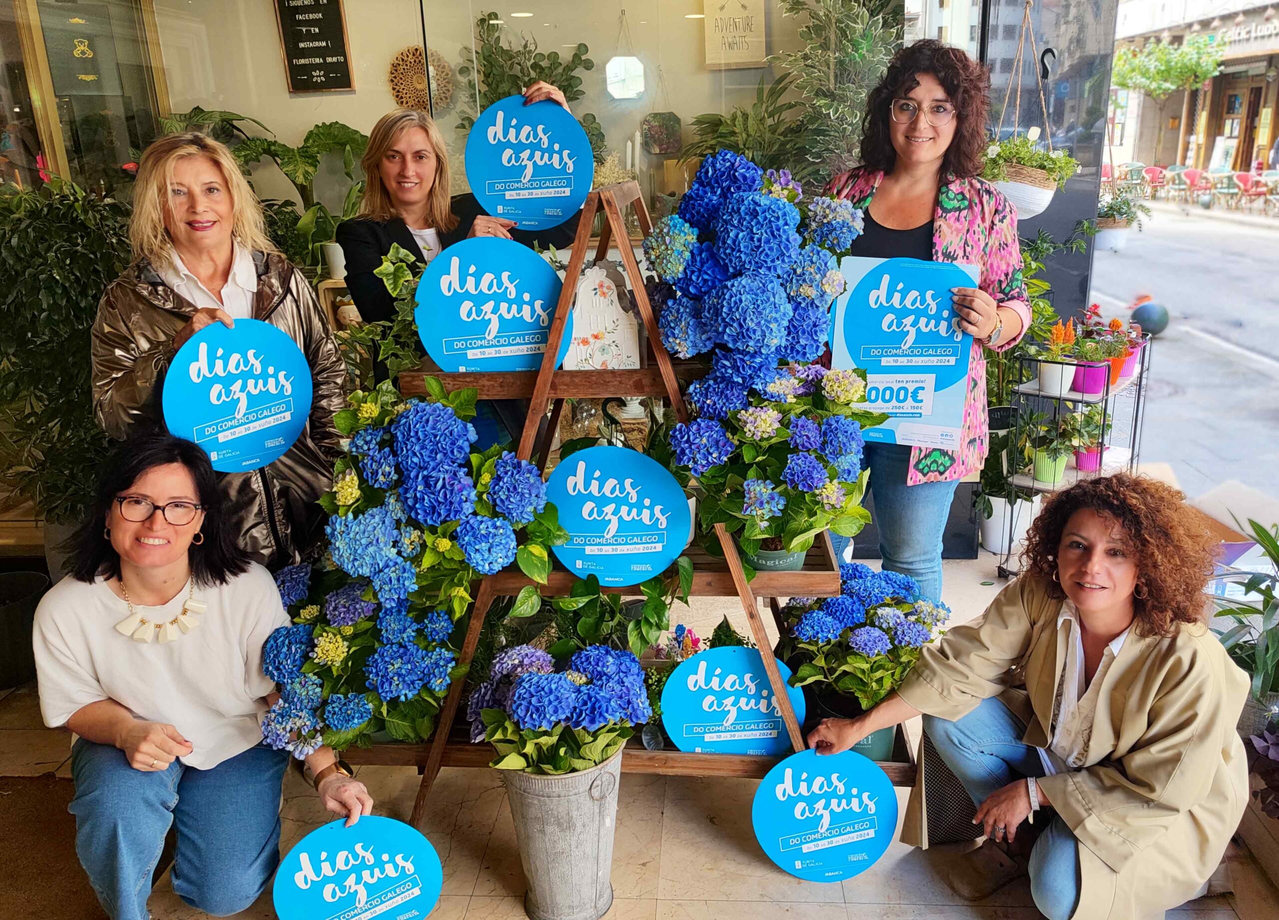 Os escaparates dos comercios de Redondela tínguense de cor azul