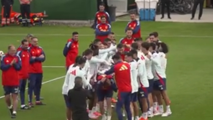 Federación Española e "LaLiga" aceptan a petición de Abel Losada para eliminar os "pasillos de collejas" do fútbol profesional