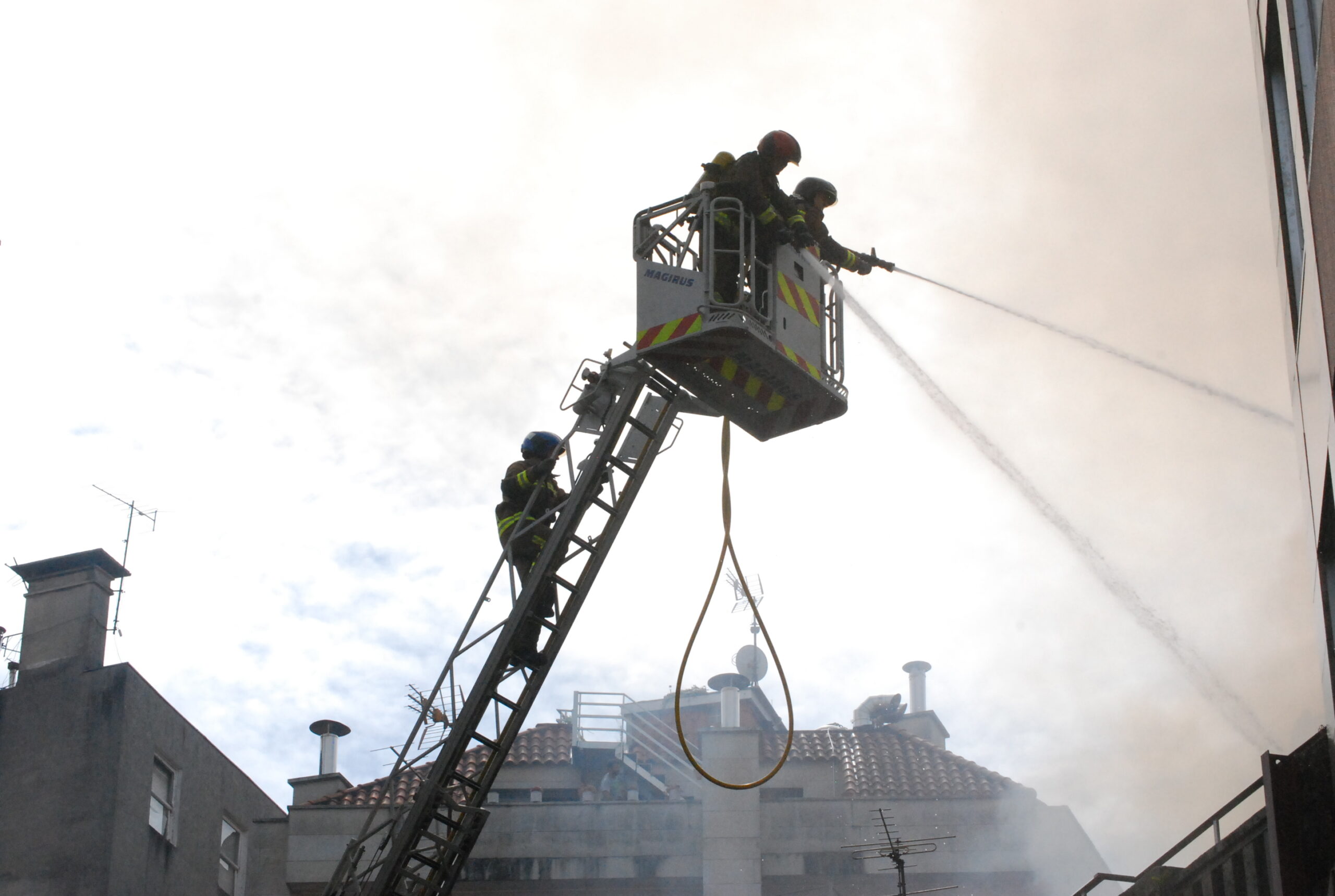 Agentes de la Policía Local y personal de Edelne rescatan a varias personas atrapadas en un incendio