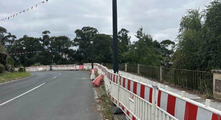 Sigue el abandono de los parques de A Riouxa e A Guía