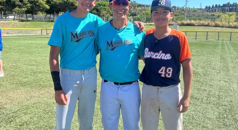 Dos integrantes del equipo vigués de béisbol Trasnos, campeones de España