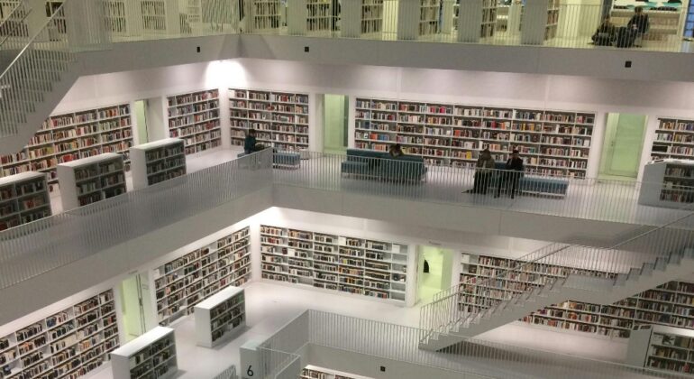 ¡Ay, si me hubiesen dado un euro por cada anuncio de la Biblioteca del Estado en Vigo!