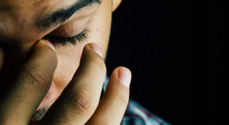 O número de suicidios en Galicia triplica o de mortes en accidentes de tráfico