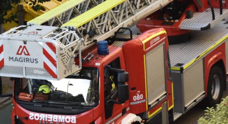 Nuevo incendio en la nave abandonada de Pescanova en Beiramar