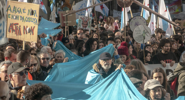100.000 personas claman en Santiago ¡Altri NON!