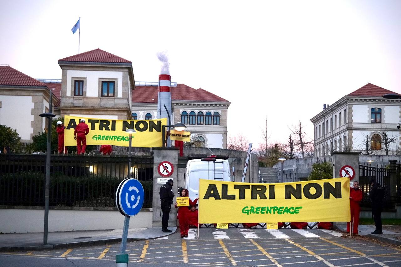 Greenpeace introduce unha gran cheminea fumegante na sede central da Xunta para esixir que se paralice o proxecto de Altri 