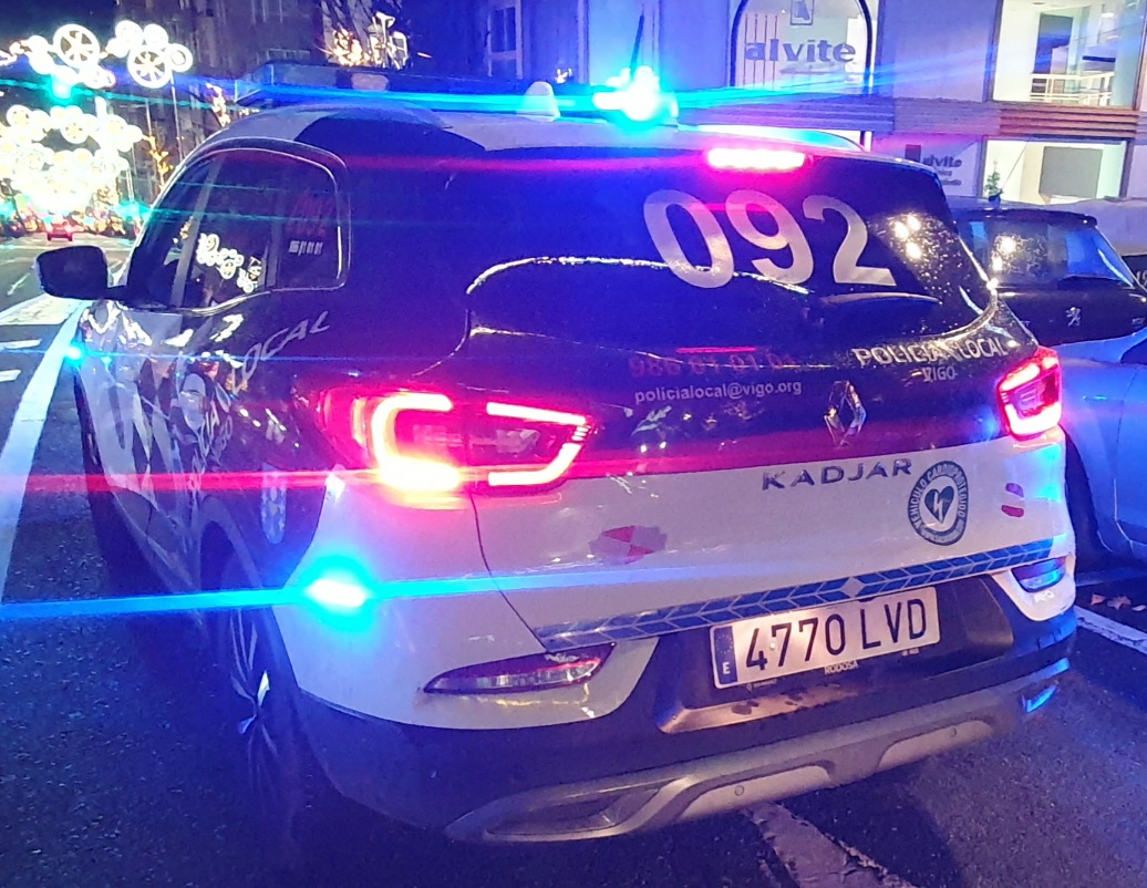 Se presenta en la casa de su ex pareja y la saca a la fuerza arrastrándola