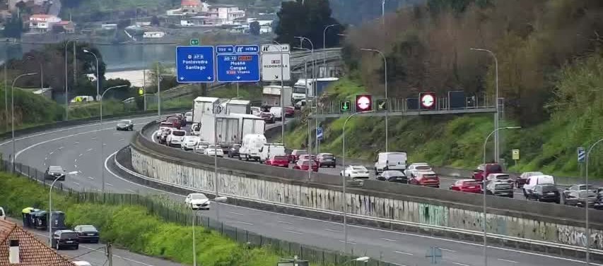 Caravanas kilométricas tras un accidente en el Puente de Rande