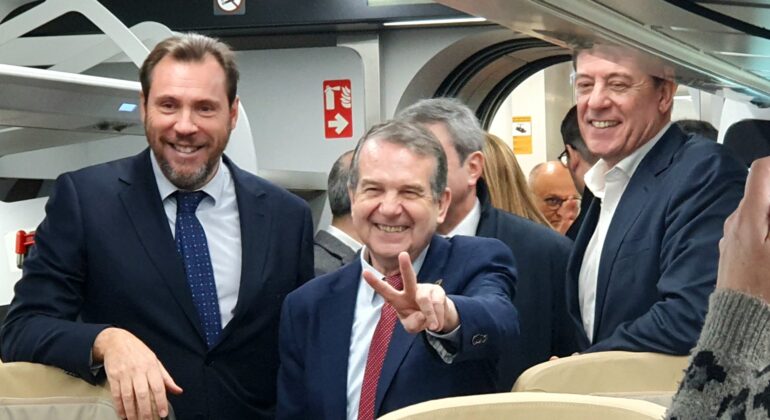 El alcalde cambia de opinión sobre el AVE a Madrid: ya no quiere que se supriman paradas