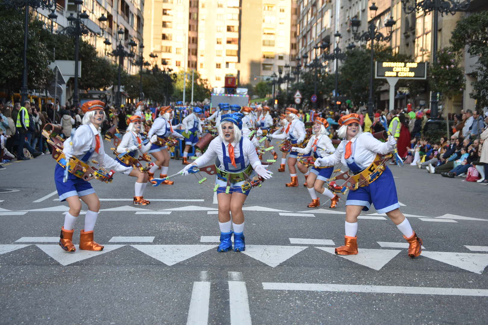 Miles de personas en las calles de Vigo, para celebrar el Entroido