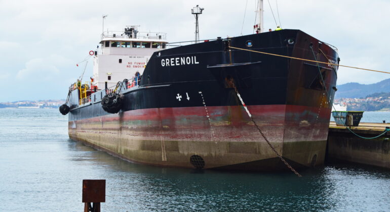 Astillero San Enrique repara en Vigo, a flote, la petrolera 'Greenoil'
