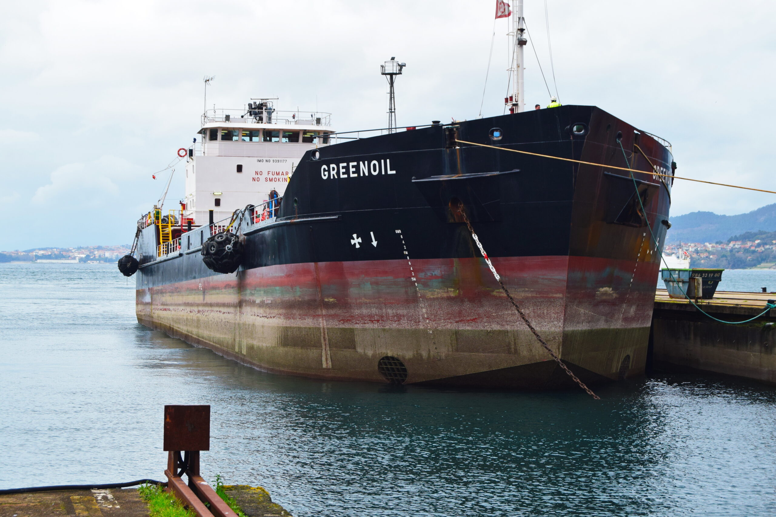 Astillero San Enrique repara en Vigo, a flote, la petrolera 'Greenoil'