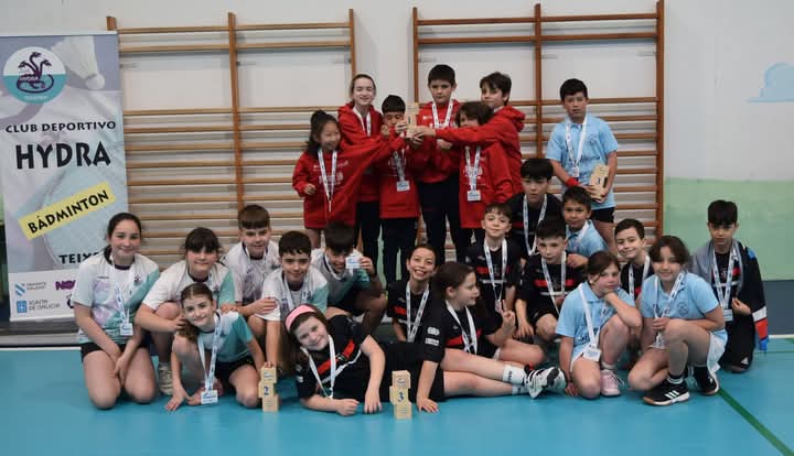 Los vigueses del Club Escola Rosalía Trafema, campeones de la Liga Gallega de Badminton