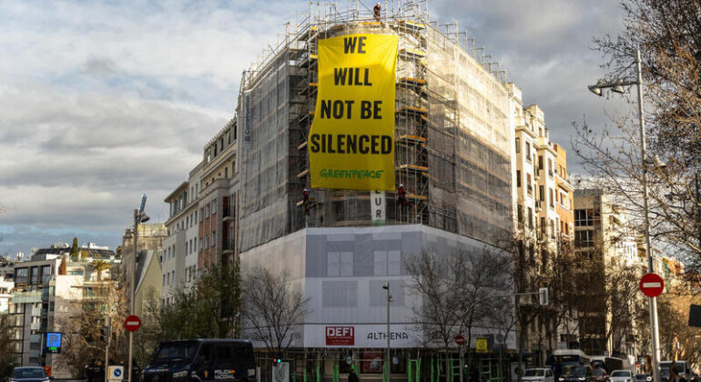 "No nos callarán": Greenpeace despliega una enorme pancarta frente a la embajada de Estados Unidos