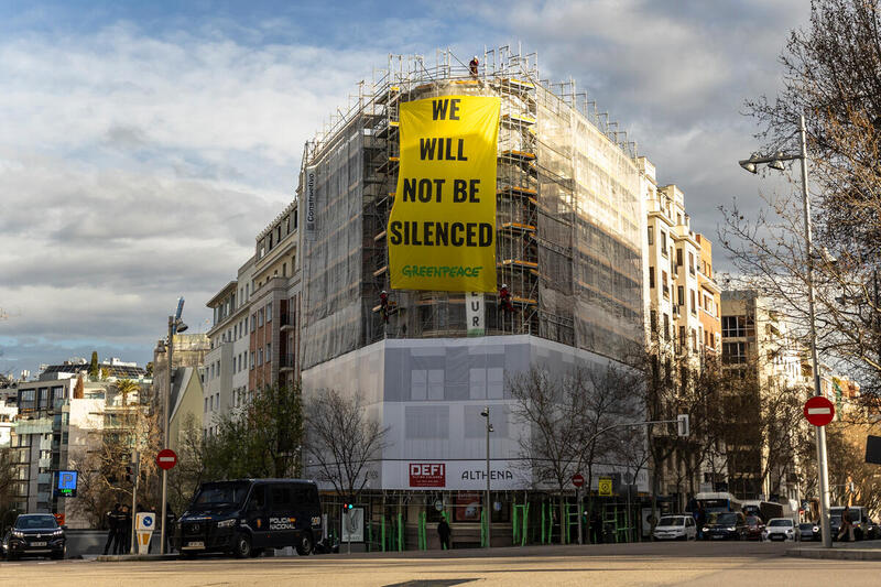 "No nos callarán": Greenpeace despliega una enorme pancarta frente a la embajada de Estados Unidos