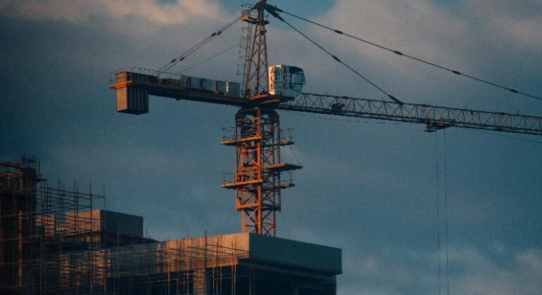 Luz verde para construir en Navia un edificio de 80 aloxamentos compartidos e temporais