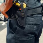 Una mujer detenida en un operativo antidrogas, esta mañana, en la calle Aragón