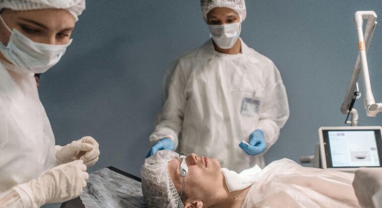 Povisa oferta 21 plazas para Médicos Internos Residentes (MIR)