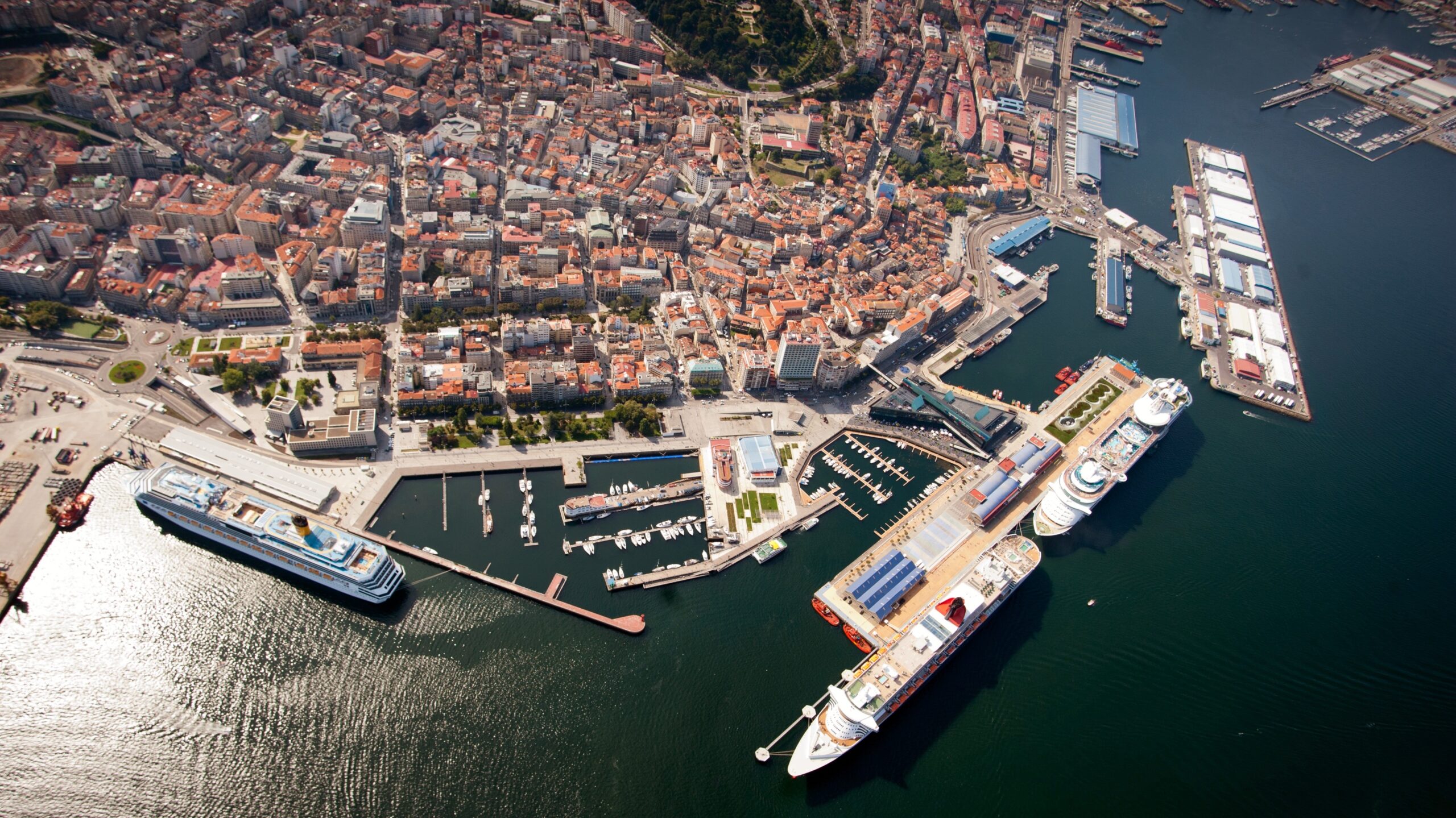 El Puerto de Vigo bate marcas en tráfico de contenedores, vehículos y cruceros