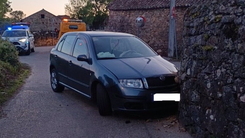 Una conductora choca contra un muro, cuando circulaba multiplicando por seis la tasa de alcohol