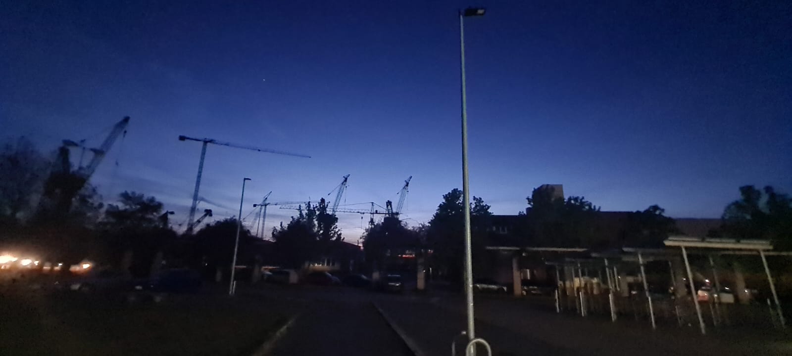 Vigo como cualquier otro día, pero sin clases, sin trenes de media distancia y con la prohibición de bañarse en la playa