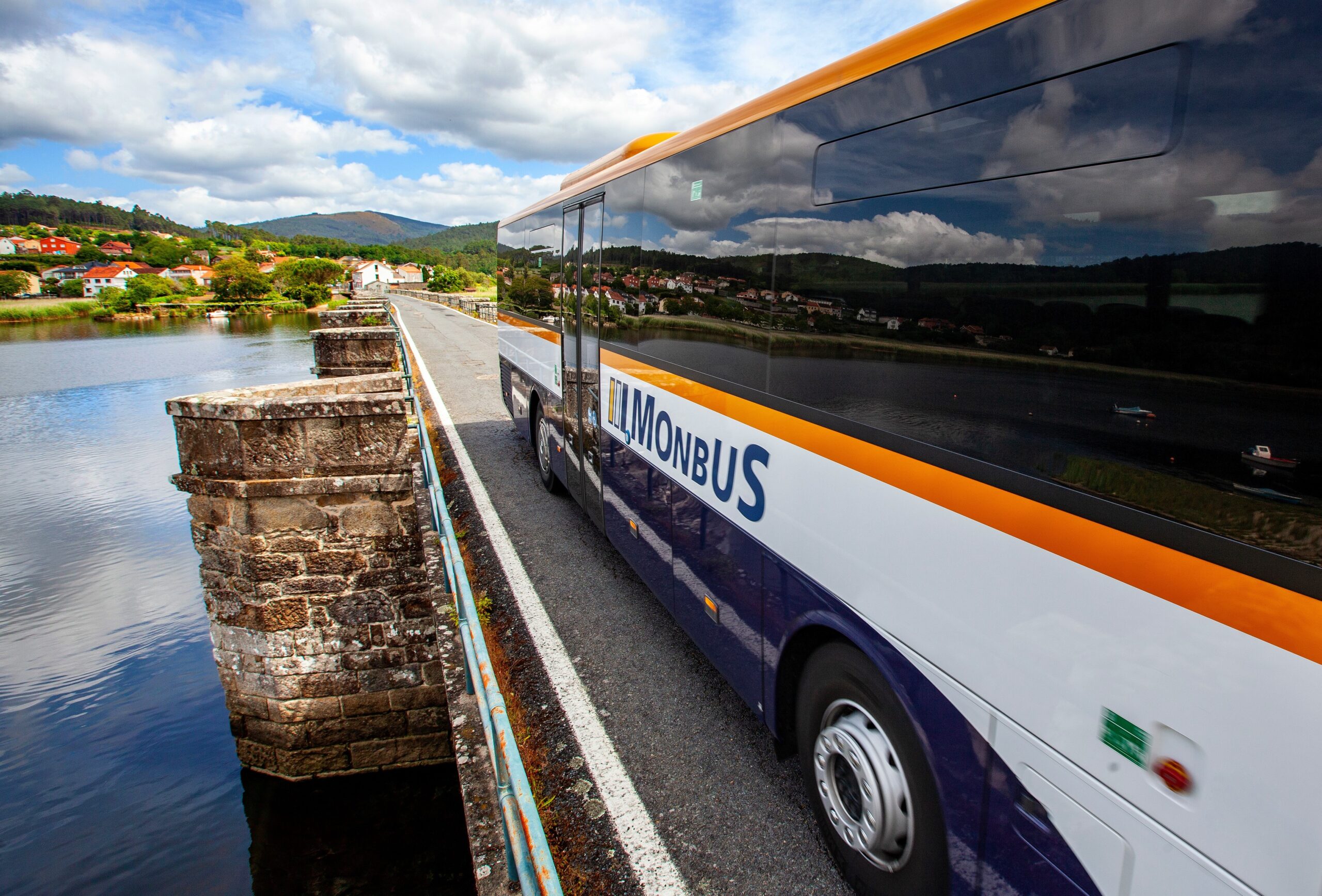 Monbus pone en marcha un servicio especial de refuerzos tras el apagón general 