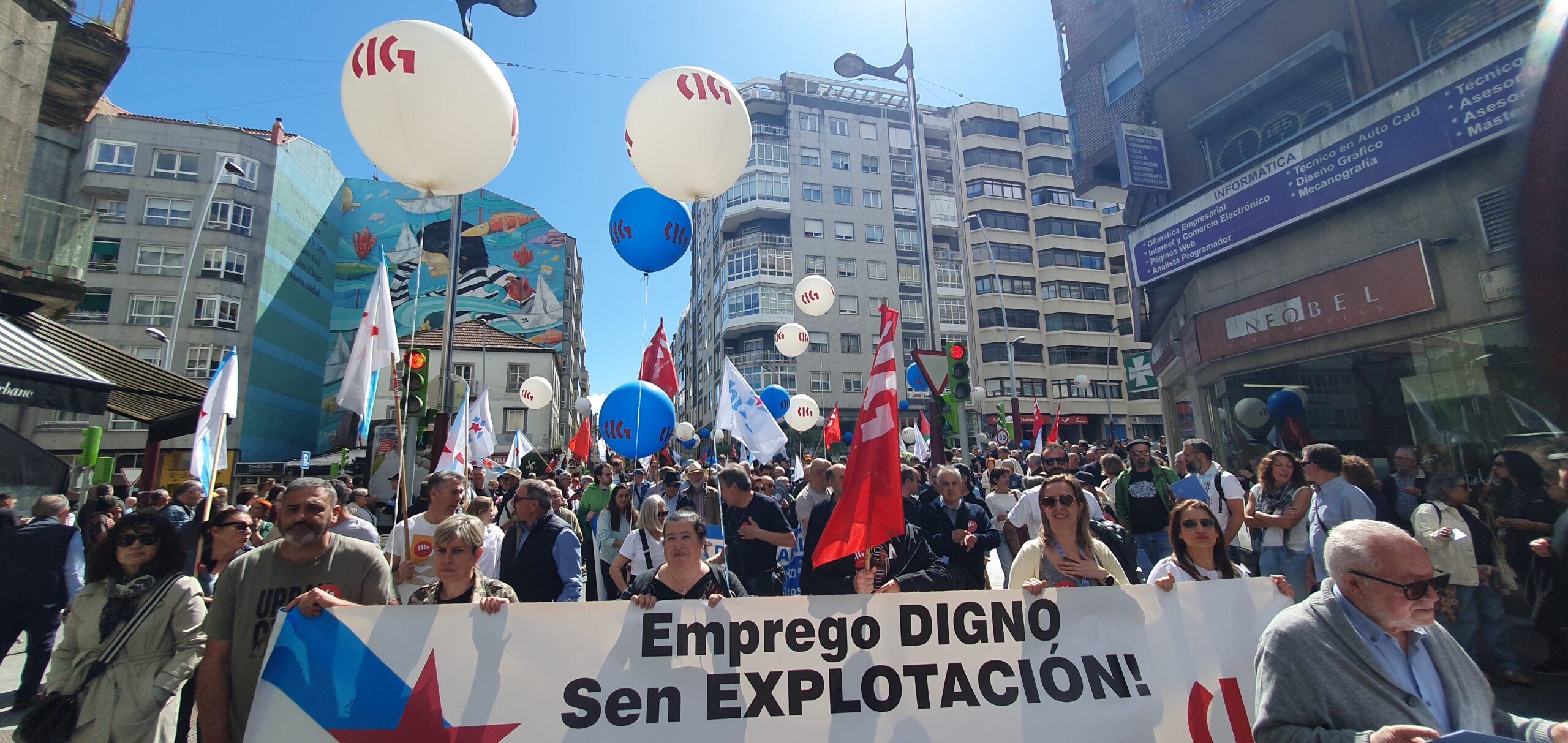 Milleiros de persoas rexeitan a guerra, piden traballo digno e a redución da xornada laboral