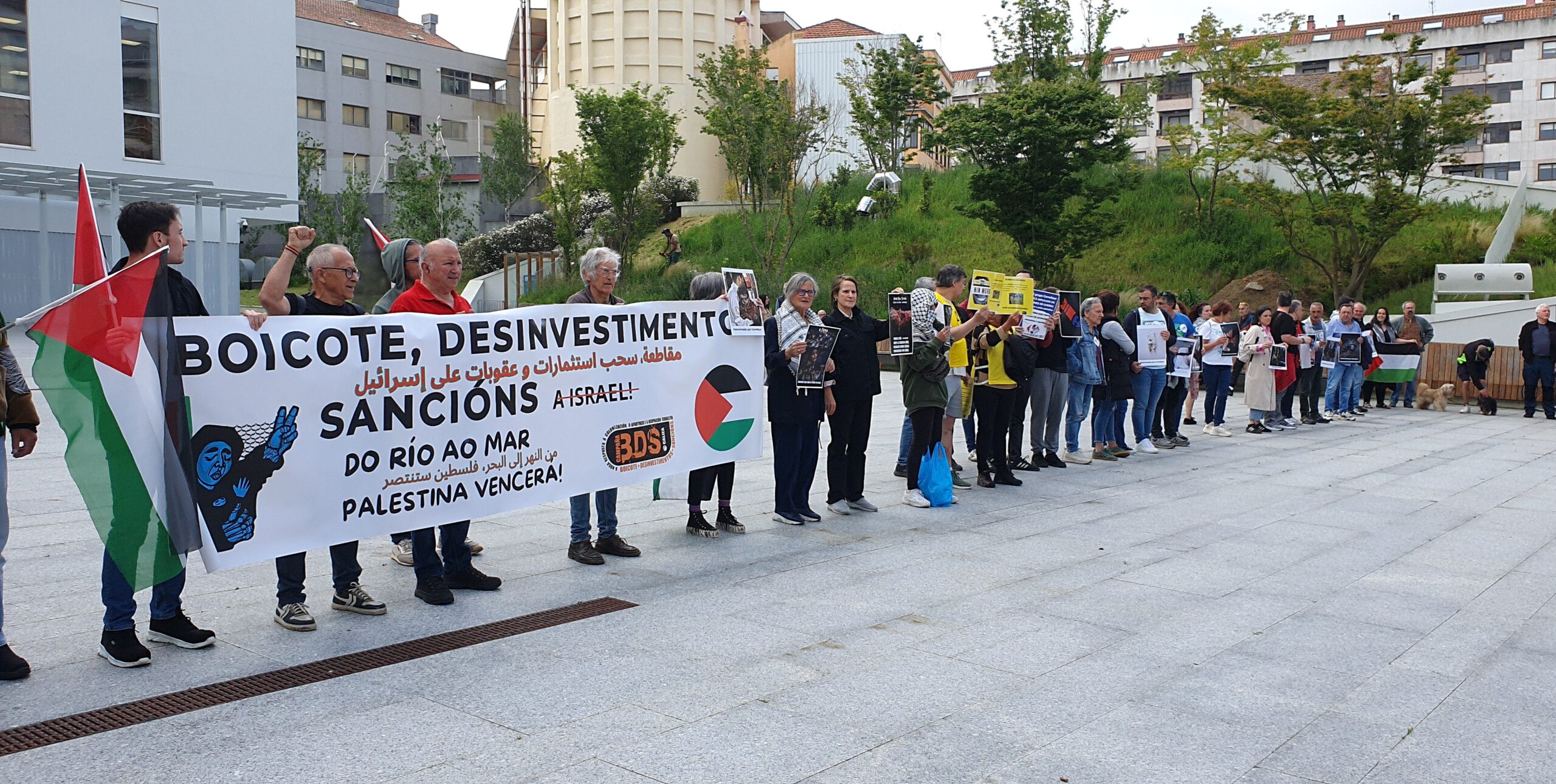 Decenas de personas arropan en Vigo a los ocho activistas a los que se juzga por protestar contra el genocidio israelí en Gaza