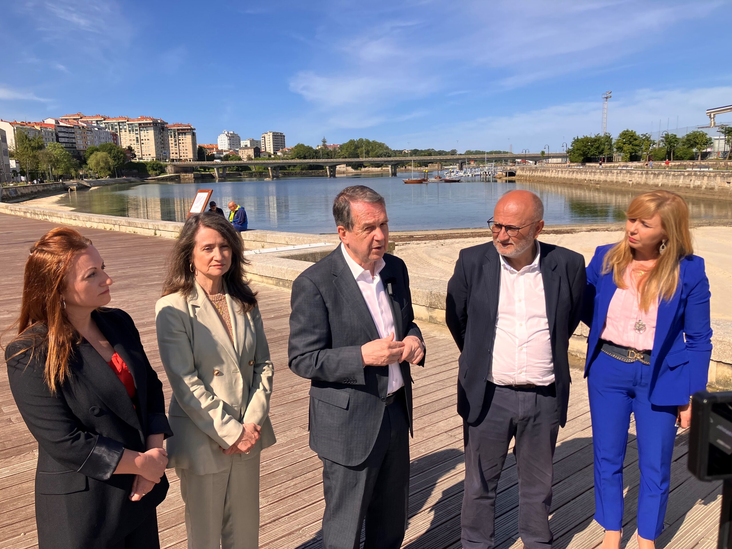 El alcalde de Vigo critica al Puerto por poner su logotipo en los carteles de 'Peirados do Solpor', "que paga íntegramente el Gobierno de España"