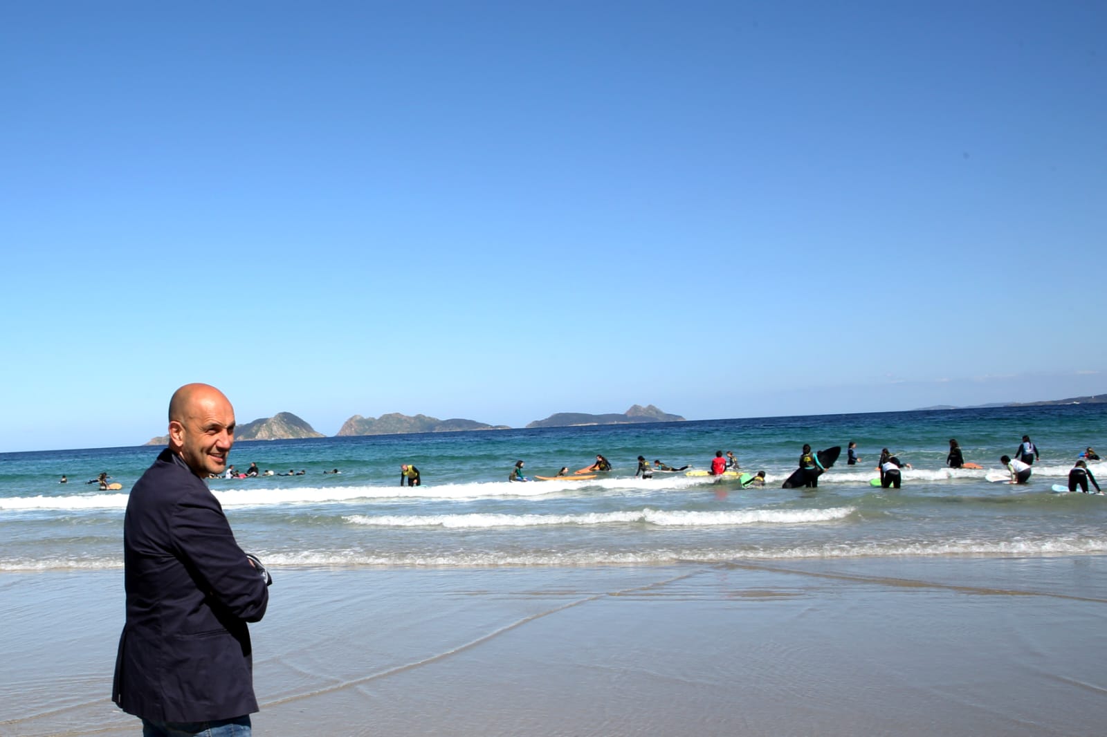 Máis de 200 estudantes participan no 'bautismo de surf' organizado polo Concello do Porriño