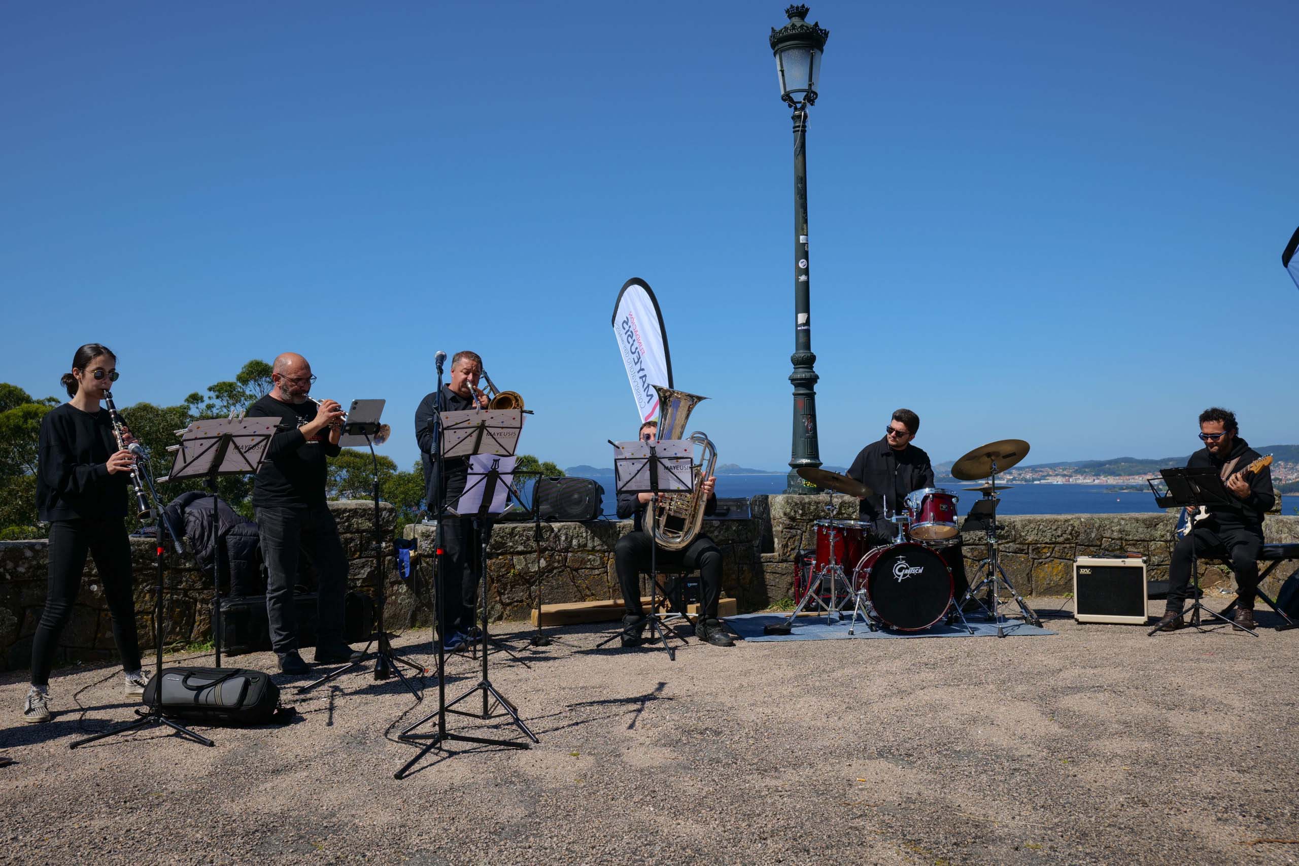 Claqué al compás de música dixie y danza tradicional con folk, esta mañana en la calle