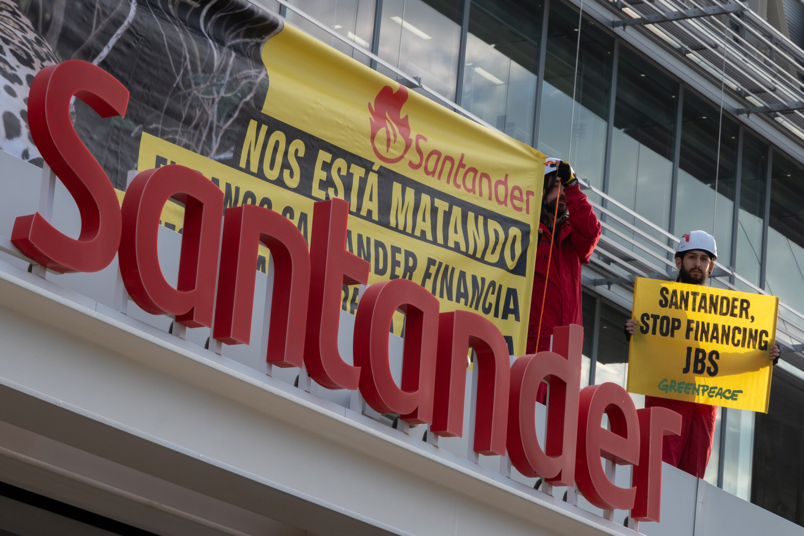 Greenpeace denuncia los "vínculos del banco Santander" con la destrucción de la Amazonía
