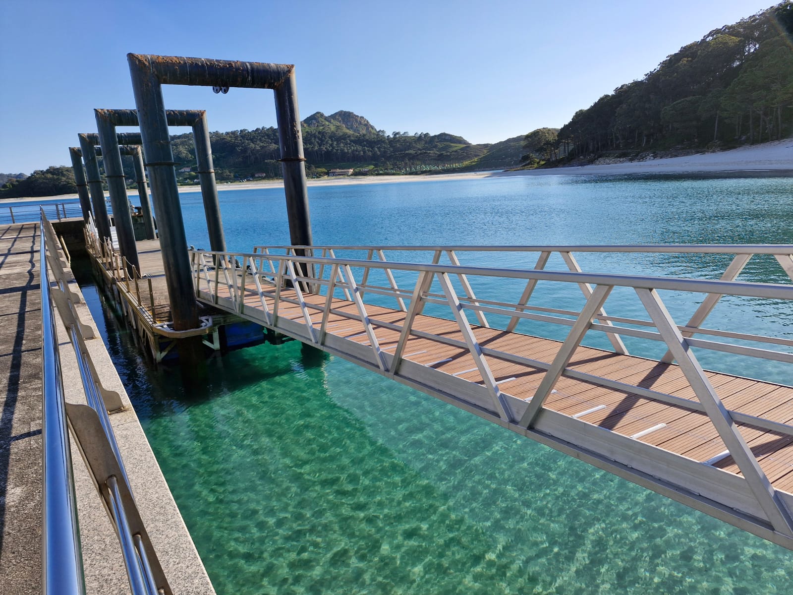 El Muelle de Rodas, en Cíes, puesto a punto para la temporada alta