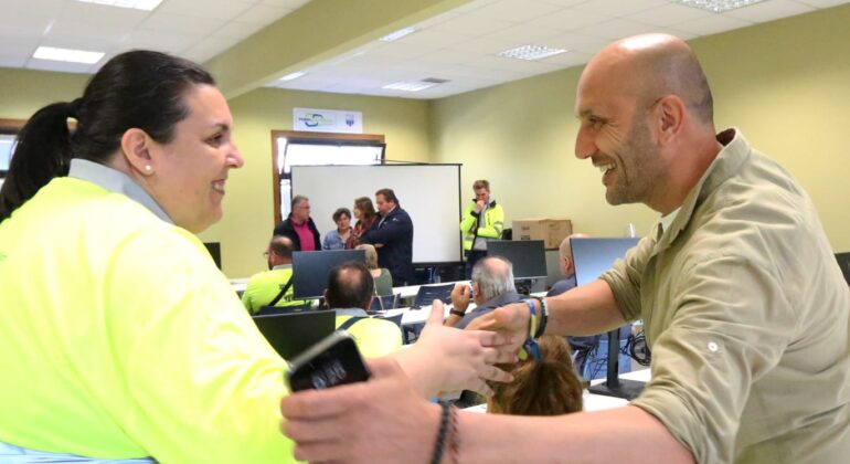 Trece persoas desempregadas incorpóranse á plantilla municipal do Porriño