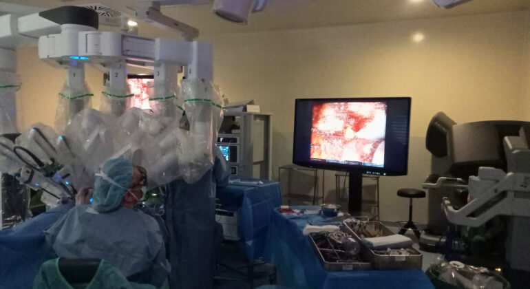 Cirujanos del Cunqueiro consiguen extirpar, por primera vez en el mundo, un tumor de próstata con una sola incisión