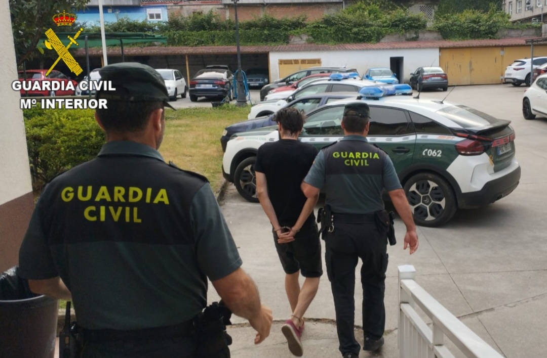 La Guardia Civil detiene a un vecino de Ponteareas por un presunto delito de lesiones y amenazas con un puñal