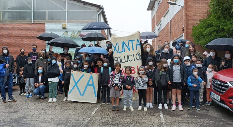 Concentración en el CEIP Chans Bembrive para exigir a la Xunta el cambio de las cubiertas de amianto