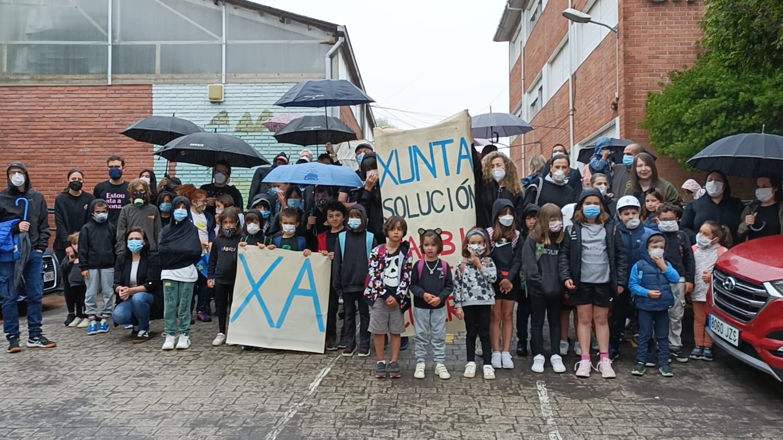 Concentración en el CEIP Chans Bembrive para exigir a la Xunta el cambio de las cubiertas de amianto