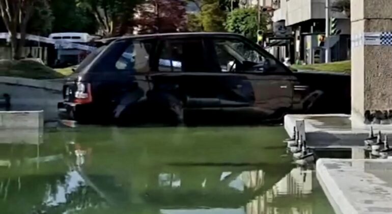 Pierde el control al volante y acaba metiendo el coche en el estanque de Plaza de América